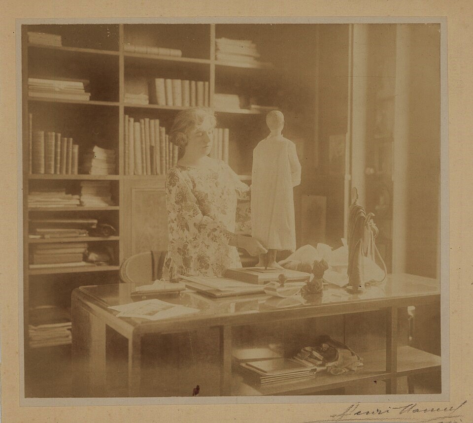  Madeleine Vionnet nel suo atelier, foto di Henry Manuel, prima metà del XX secolo.<br> Immagine di pubblico dominio.